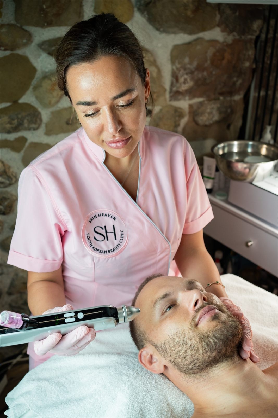 Therapist deep cleansing a man's face at Korean Skin Heaven